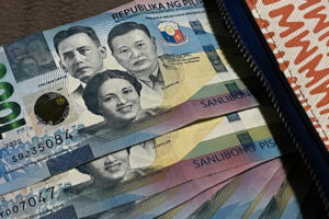  Peso weakens on bargain hunting