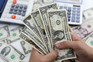  Hot money swings to net inflows in Nov.