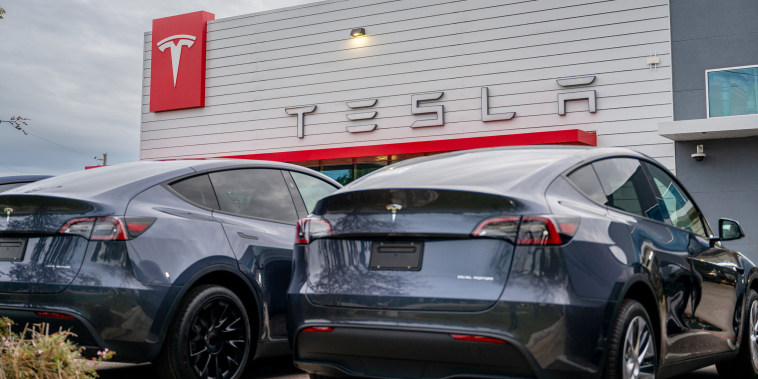  Tesla recalls 200,000 vehicles over backup camera glitch