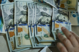  Peso weakens as dollar climbs