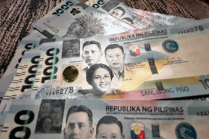  Peso rises ahead of Fed minutes