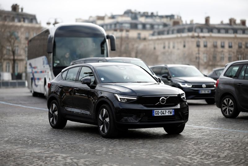  SUV, non merci! Paris votes to triple parking charges for hefty cars