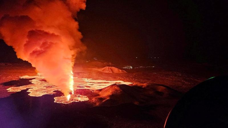  Iceland volcano erupts again, molten rocks spew from fissures