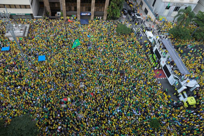  Bolsonaro denies coup plot as thousands rally in support of former Brazilian leader