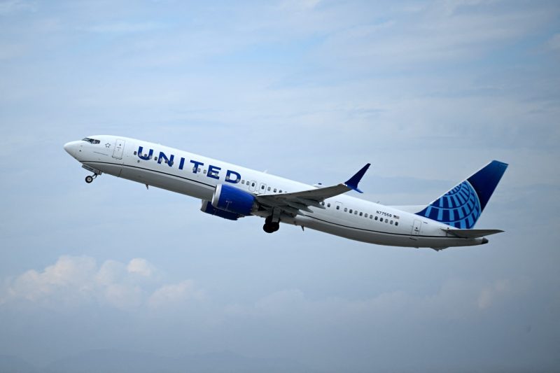  United to pause pilot hiring, citing Boeing’s delivery delays