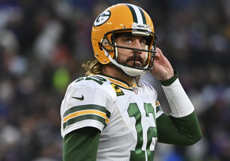  Aaron Rodgers on politics: ‘I’m laughing at both sides’