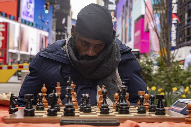  Nigerian chess champion Tunde Onakoya plays for 60 hours in Times Square, breaking marathon record