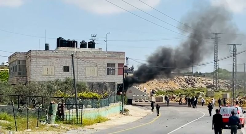  Hundreds of Israeli settlers attack Palestinian villages in the occupied West Bank after missing Israeli boy found dead