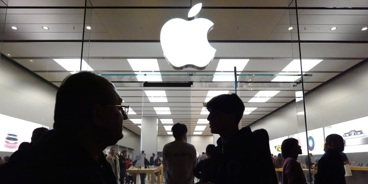  Apple’s Maryland store workers vote to authorize strike