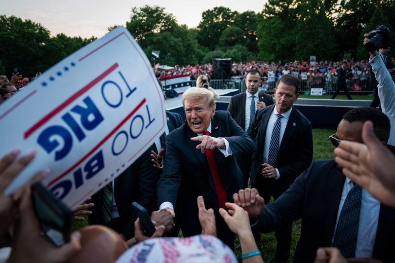  Trump holds South Bronx campaign rally to court Black, Latino voters