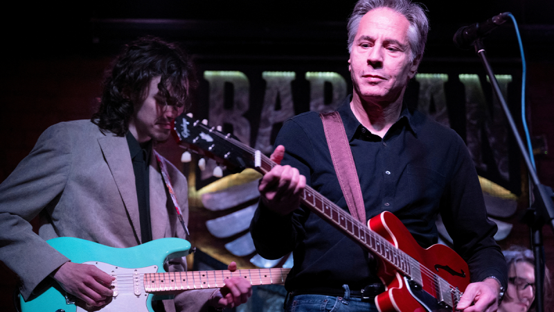  Blinken, guitar in hand, sings ‘Rockin’ in the Free World’ in Kyiv bar during Ukraine trip