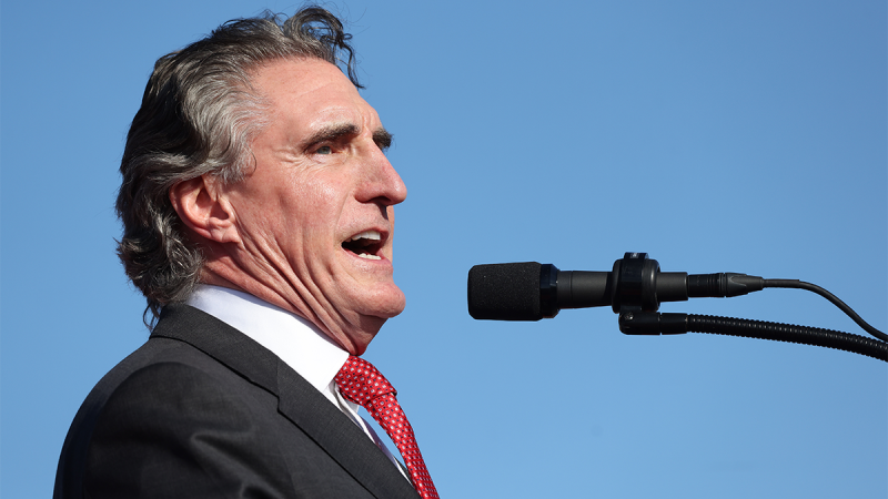  North Dakota gov, former presidential candidate Doug Burgum front and center at Trump New Jersey rally