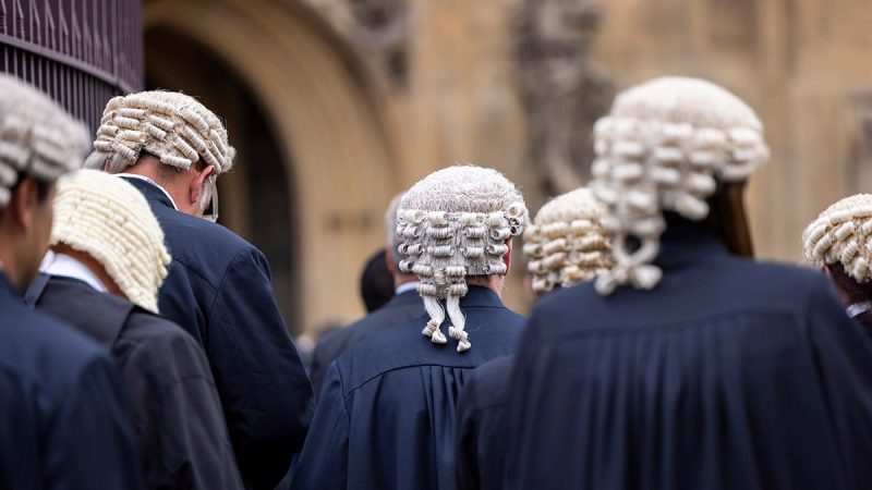  English courts consider nixing mandatory wigs for barristers amid concerns they’re ‘culturally insensitive’