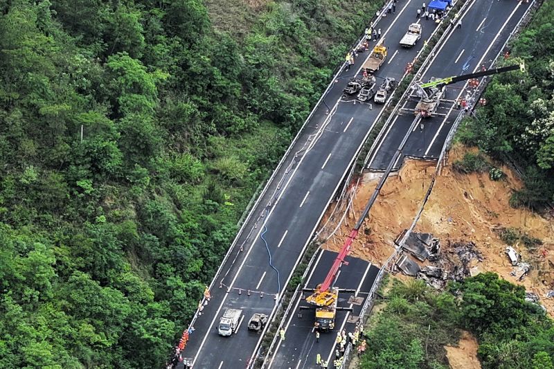  Highway collapse kills 19 people in southern China