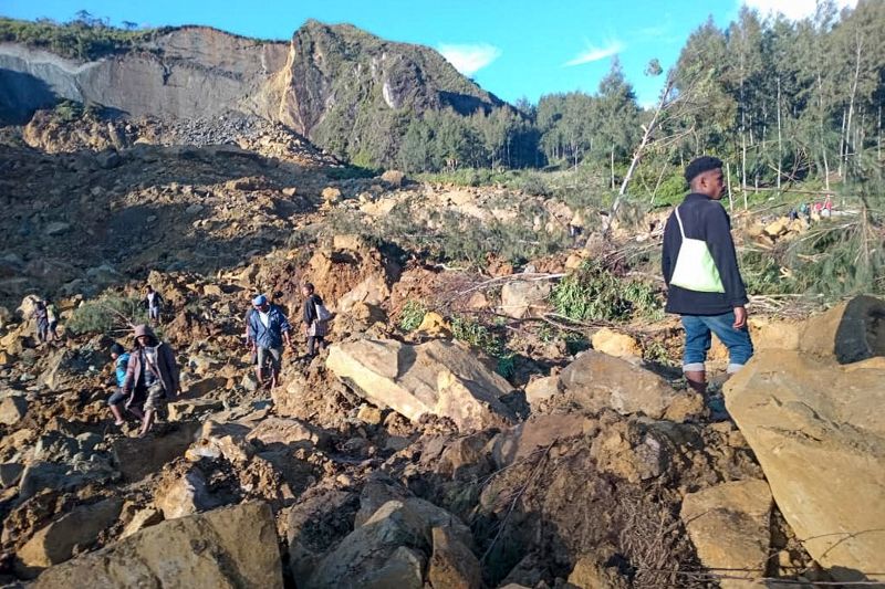  Rescuers scramble to reach remote region of Papua New Guinea hit by deadly landslide