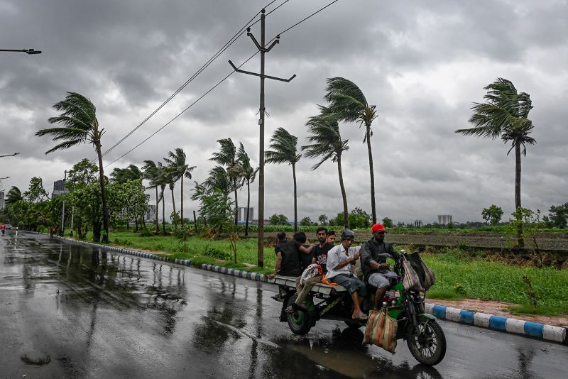  Seven killed and over 1 million evacuated as Cyclone Remal lashes South Asia