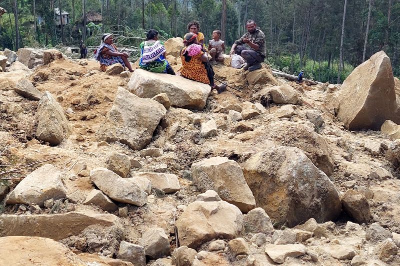  As many as 2,000 people feared buried under Papua New Guinea landslide