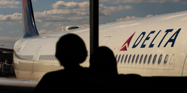  How Delta made itself America’s luxury airline — and what United wants to do about it