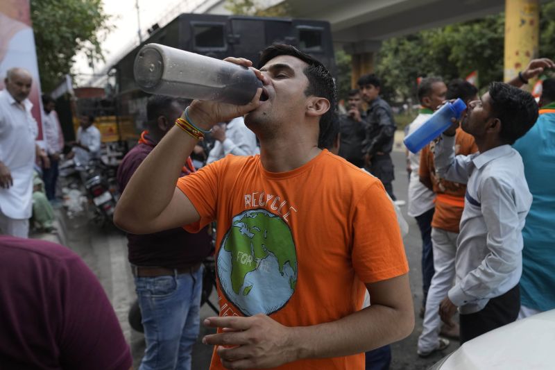  India’s scorching heat and lack of water leave Delhi’s poor to suffer worst of climate crisis