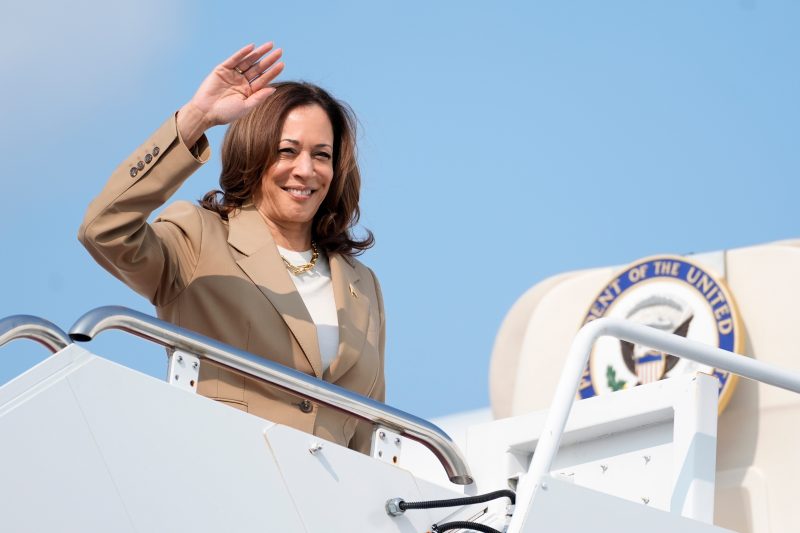  Kamala Harris raises $200 million in less than a week