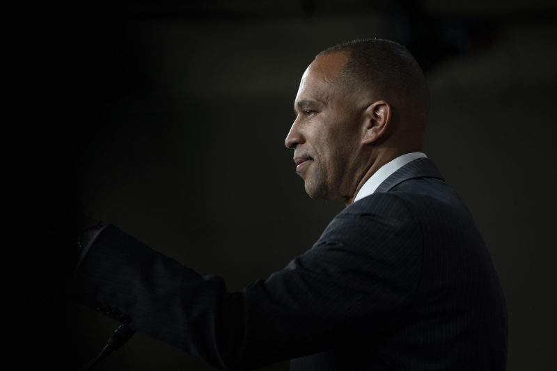  Jeffries delivers message from House Democrats to Biden