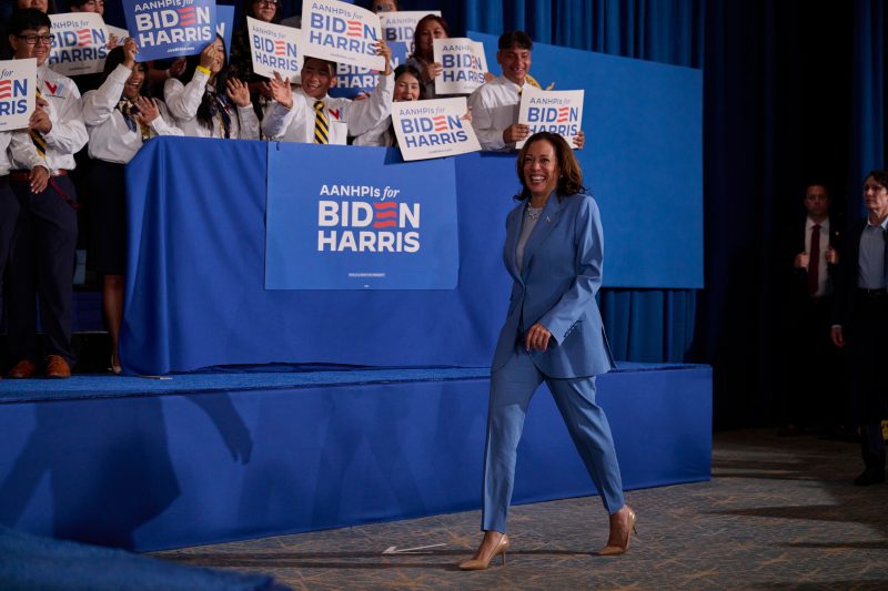  Harris lauds Biden as she kicks off campaign sprint under new spotlight