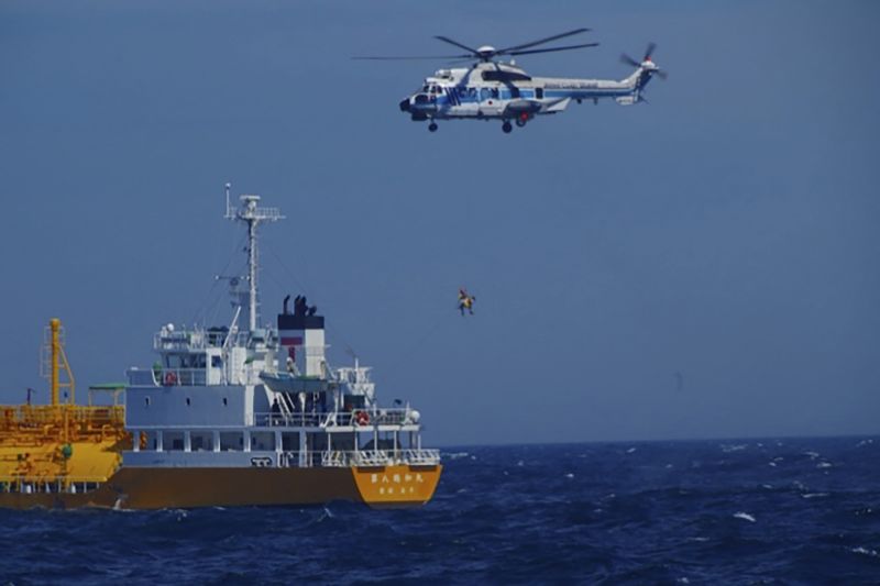  Beachgoer swept away on floating ring survives 36-hour ordeal off Japan’s coast