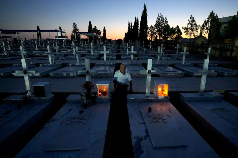  Greeks grieve, Turks celebrate as Cyprus marks 50 years of division