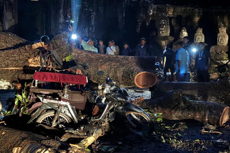  Fierce storm topples tree at Cambodian Angkor temple complex, killing 1 and damaging statues