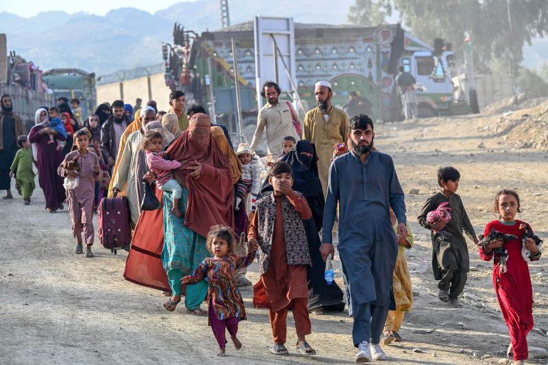  Pakistan extends visas for 1.45 million Afghans but denies deportations on hold