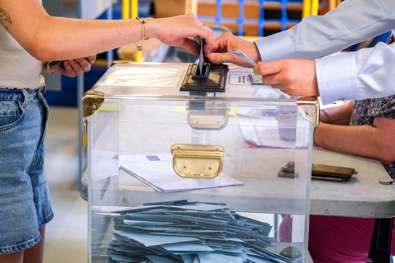  Hundreds of candidates drop out of French election runoff in last gasp bid to keep far right from power