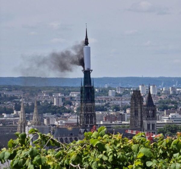  Fire breaks out in spire of French cathedral