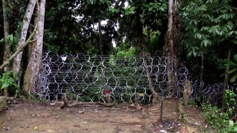  Panama installs barbed wire to block migrants traveling through the Darién Gap