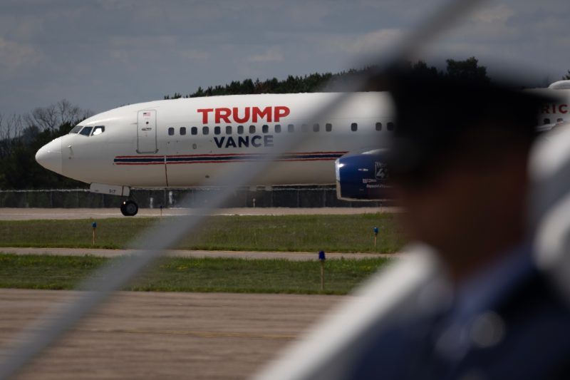  JD Vance’s plane makes emergency landing after door malfunction