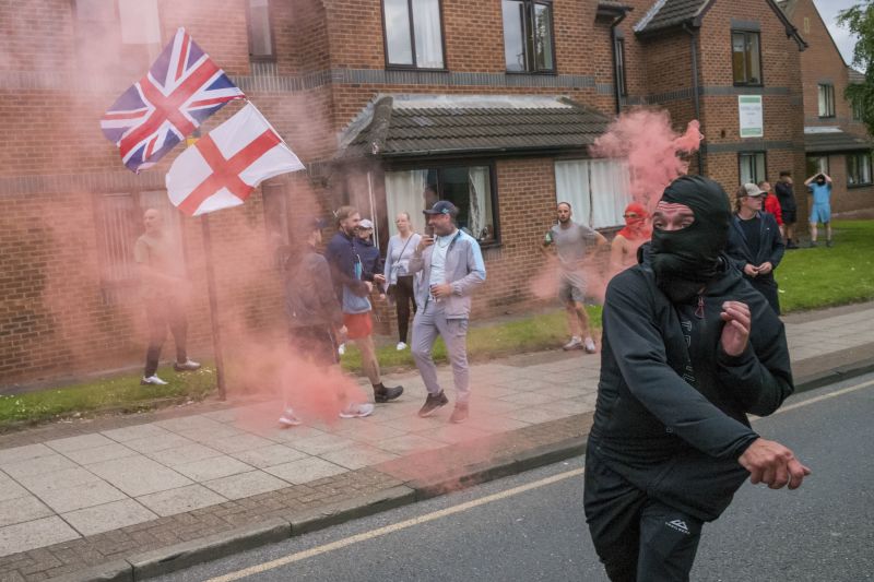  Britain is hoping its riots have peaked. But the far right is lingering, and more trouble could lie ahead