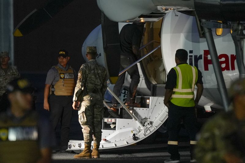  Panama deports 29 Colombian migrants on first US-funded repatriation flight