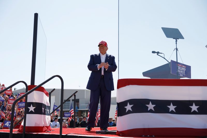  Trump avoids talking about embattled Mark Robinson at N.C. rally