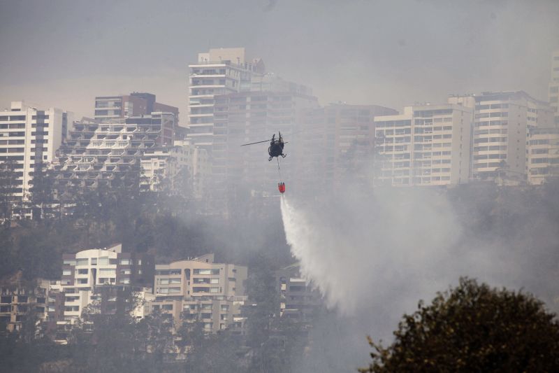  Raging wildfire covers Ecuadorian capital in smoke