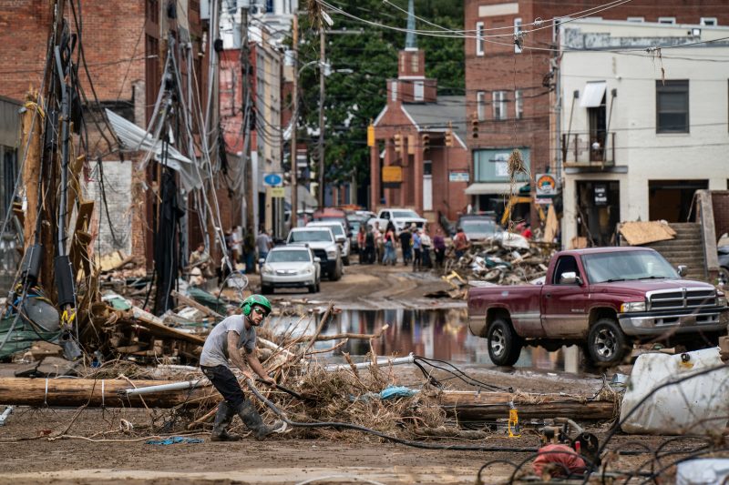  From flood to war, a campaign buffeted by unexpected events