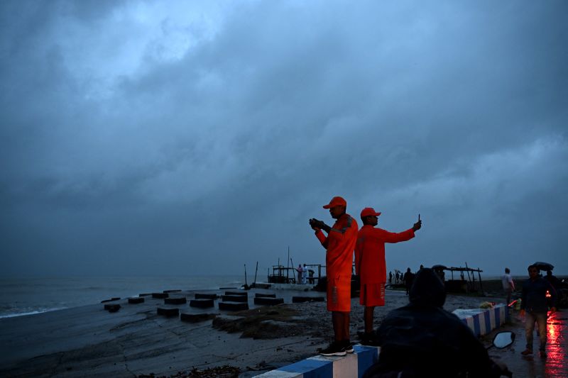  Cyclone Dana lashes eastern India as hundreds of thousands evacuate