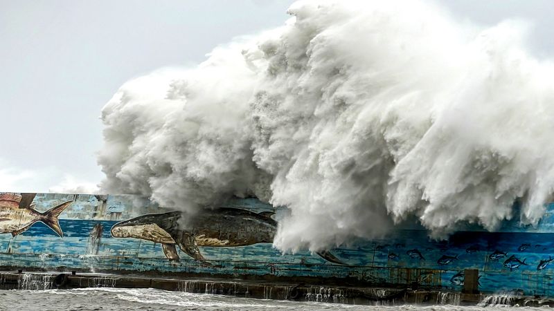  Typhoon Kong-rey bashes Taiwan, the largest storm to hit island since 1996