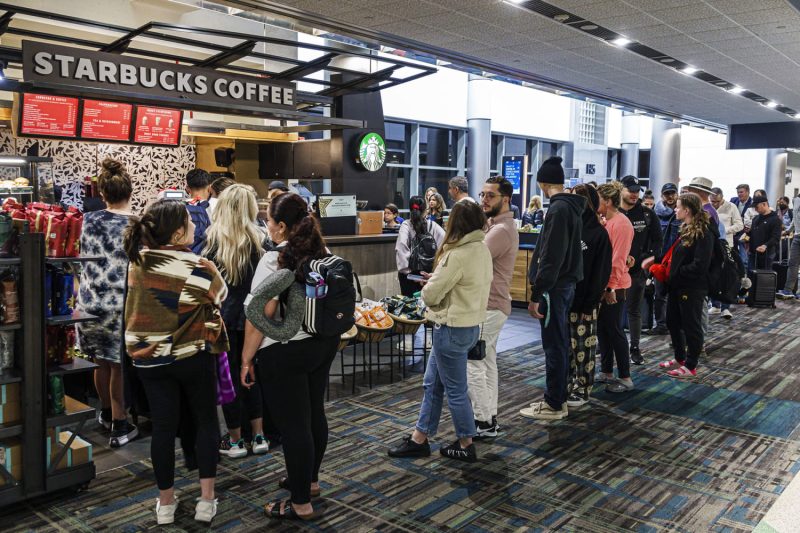  Can Starbucks fix long lines at its airport cafes?