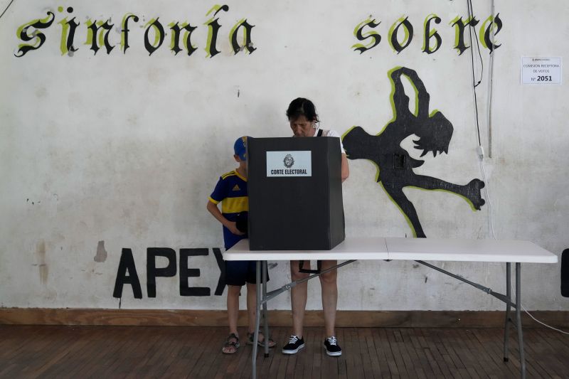  Uruguay’s once-dull election has become a dead heat in the presidential runoff