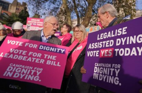 UK lawmakers vote in favor of bill legalizing assisted dying