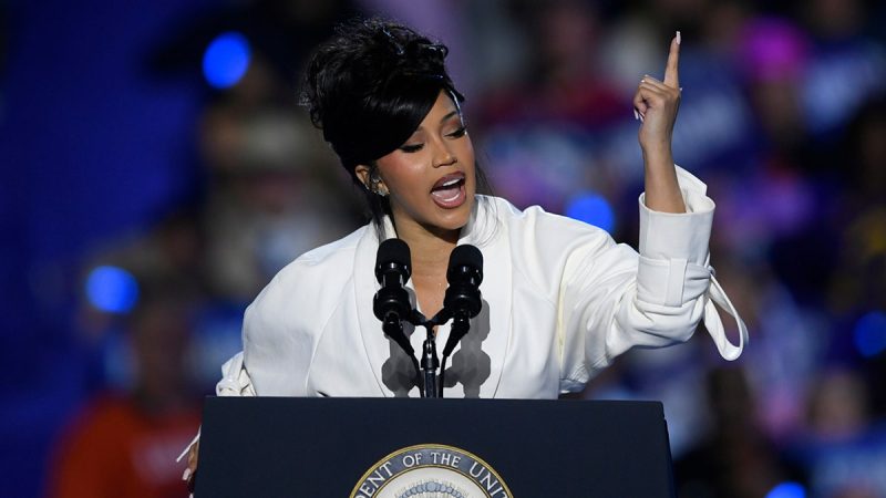  Cardi B suffers teleprompter glitch during Harris rally in Wisconsin