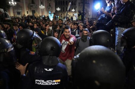 Tens of thousands march to demand Valencia leader resign over handling of deadly floods