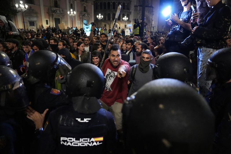  Tens of thousands march to demand Valencia leader resign over handling of deadly floods