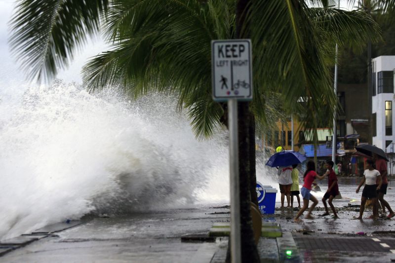  Half a million evacuated as Super Typhoon Man-yi makes landfall in the Philippines