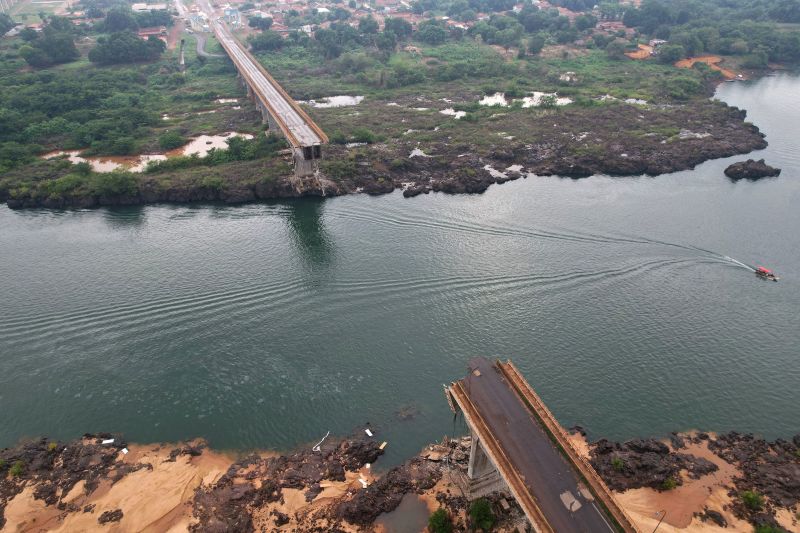  Thousands of liters of chemicals dumped into Brazilian river during deadly bridge collapse