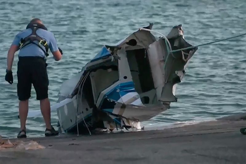  A seaplane crashes off Australia’s Rottnest Island, killing 2 tourists and the pilot